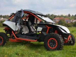 Puolihytti (tuulilasi, katto, takalasi) sis. pyyhin, pesin Segway Villain